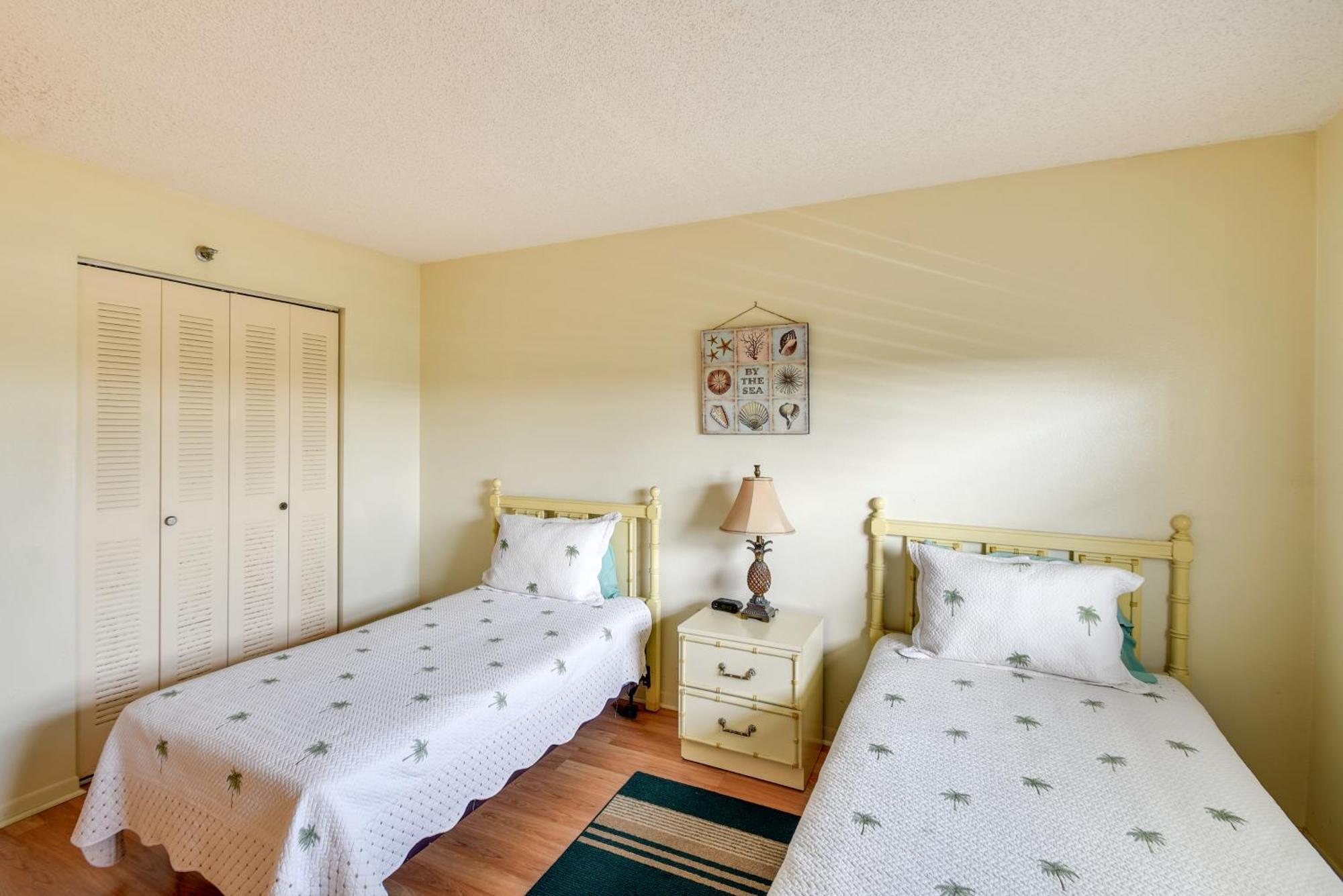 Coastal Condo With Balcony Walk To Madeira Beach! เซนต์พีทบีช ภายนอก รูปภาพ