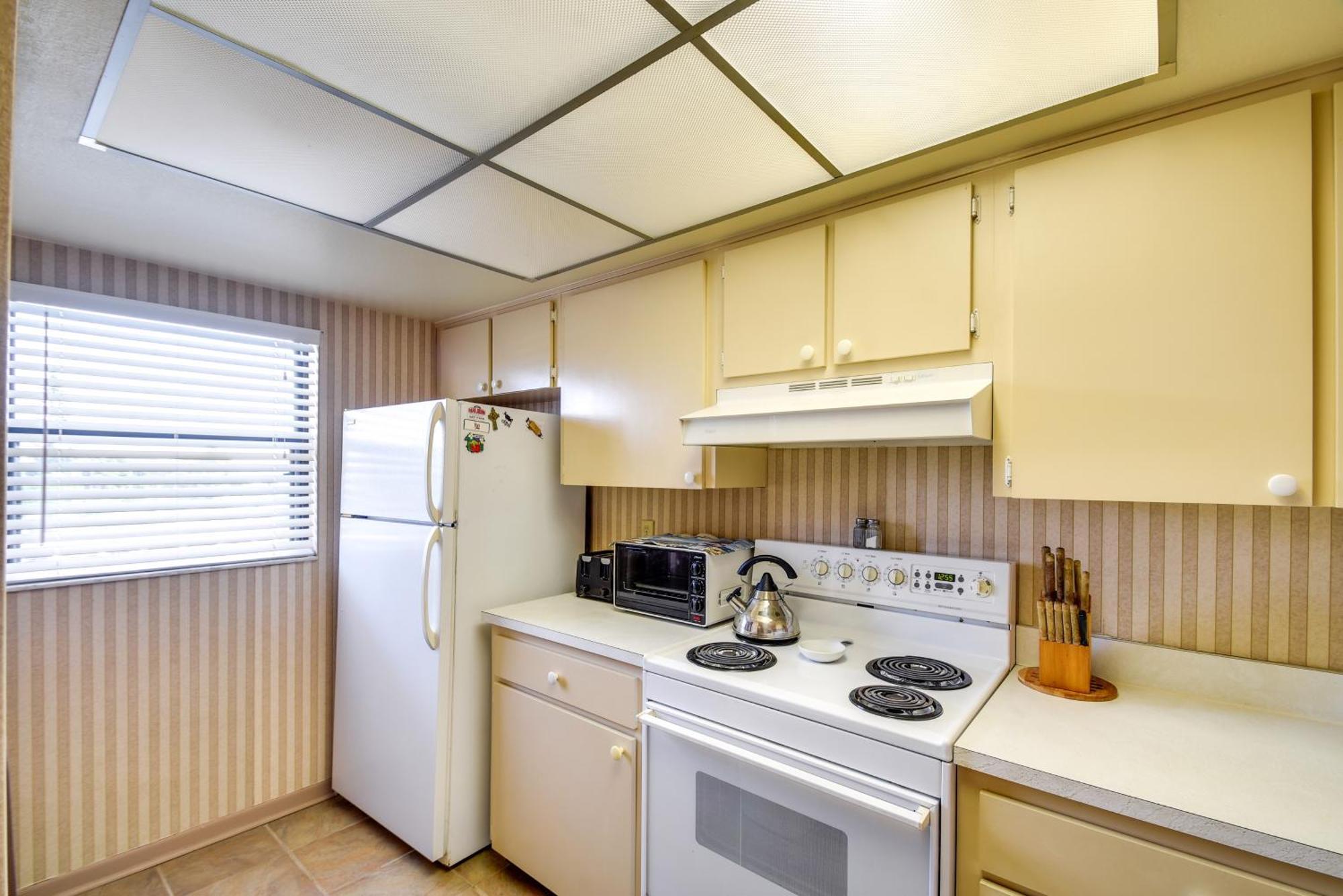 Coastal Condo With Balcony Walk To Madeira Beach! เซนต์พีทบีช ภายนอก รูปภาพ