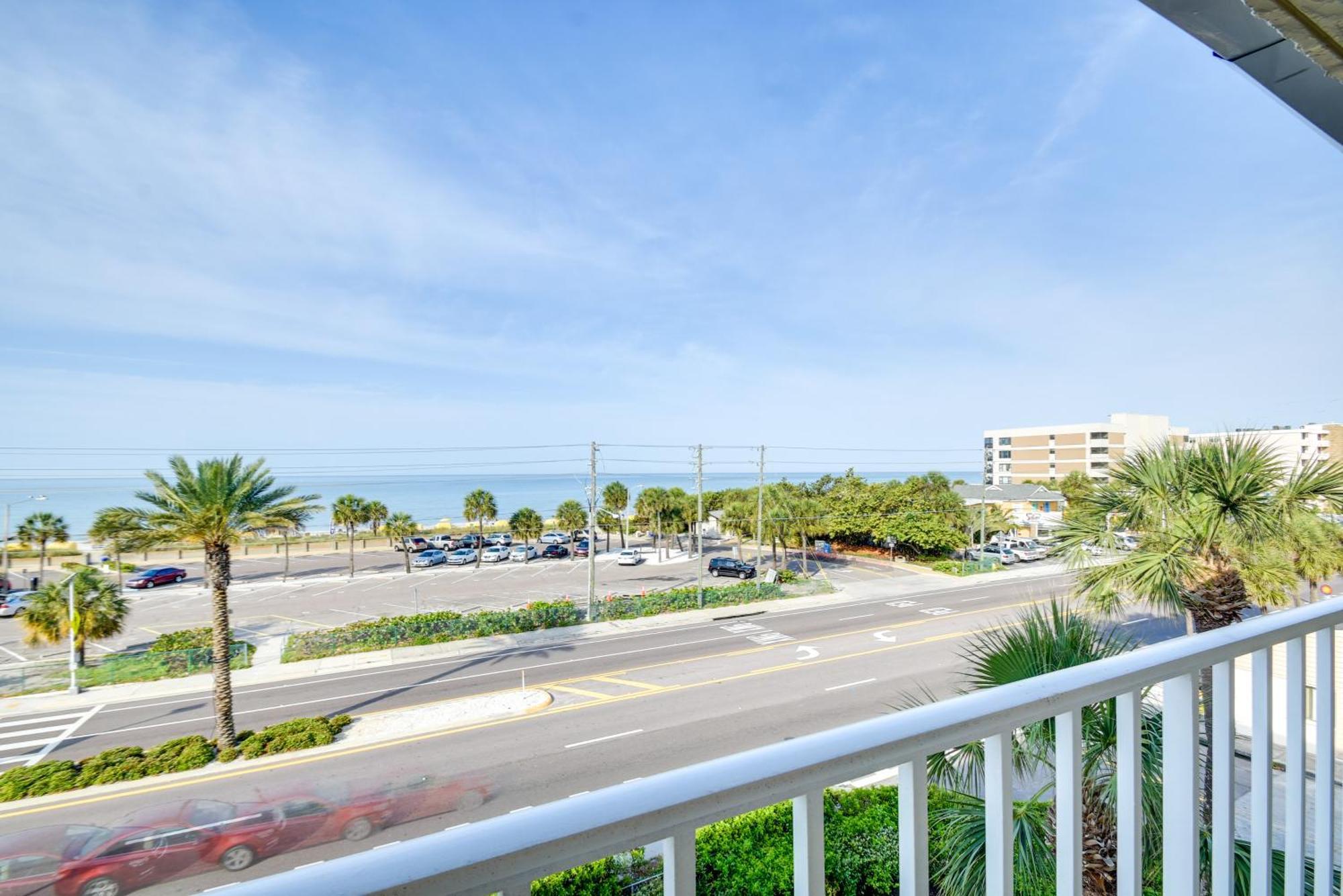 Coastal Condo With Balcony Walk To Madeira Beach! เซนต์พีทบีช ภายนอก รูปภาพ