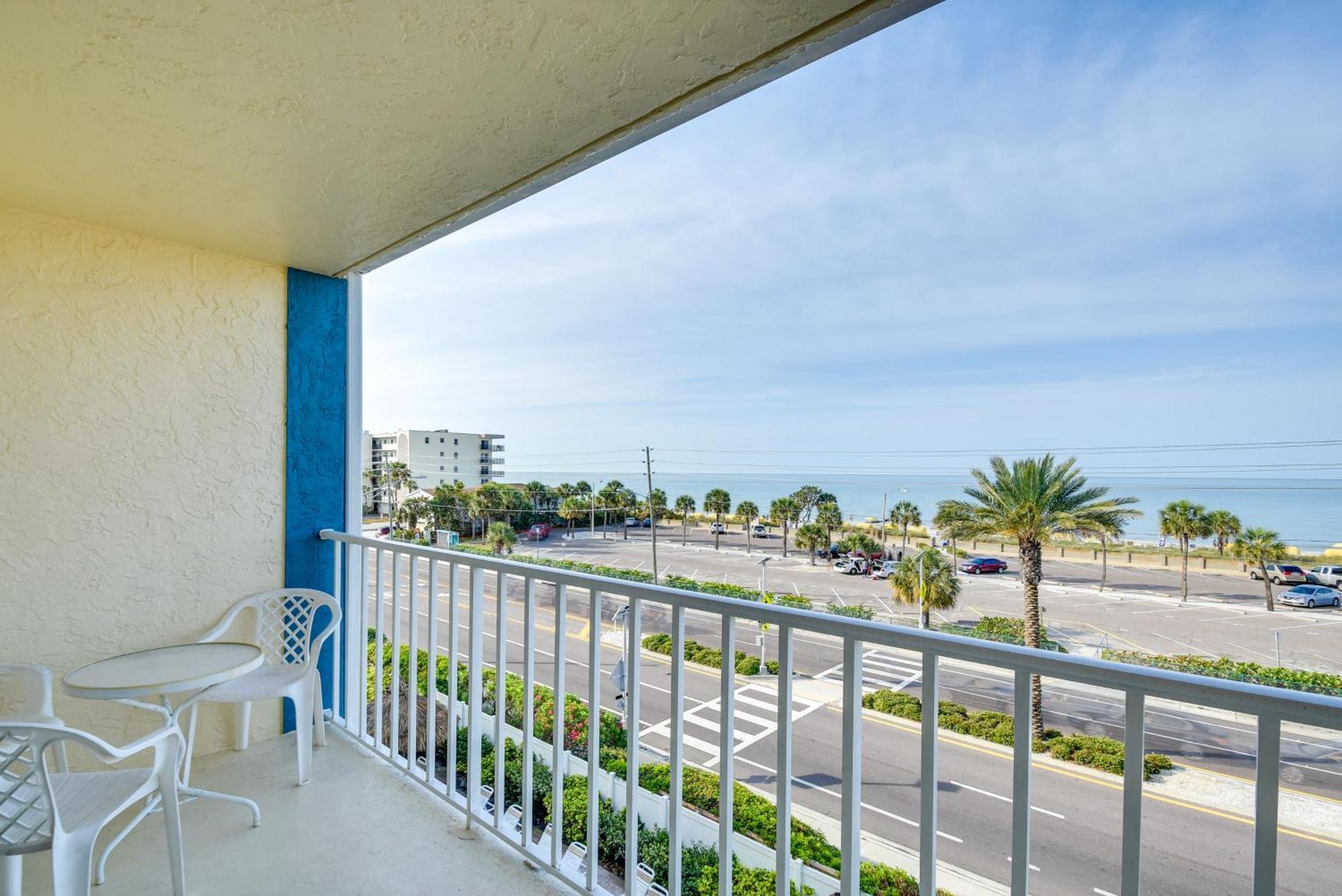 Coastal Condo With Balcony Walk To Madeira Beach! เซนต์พีทบีช ภายนอก รูปภาพ