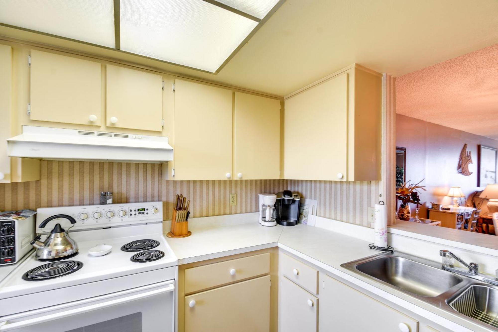 Coastal Condo With Balcony Walk To Madeira Beach! เซนต์พีทบีช ภายนอก รูปภาพ