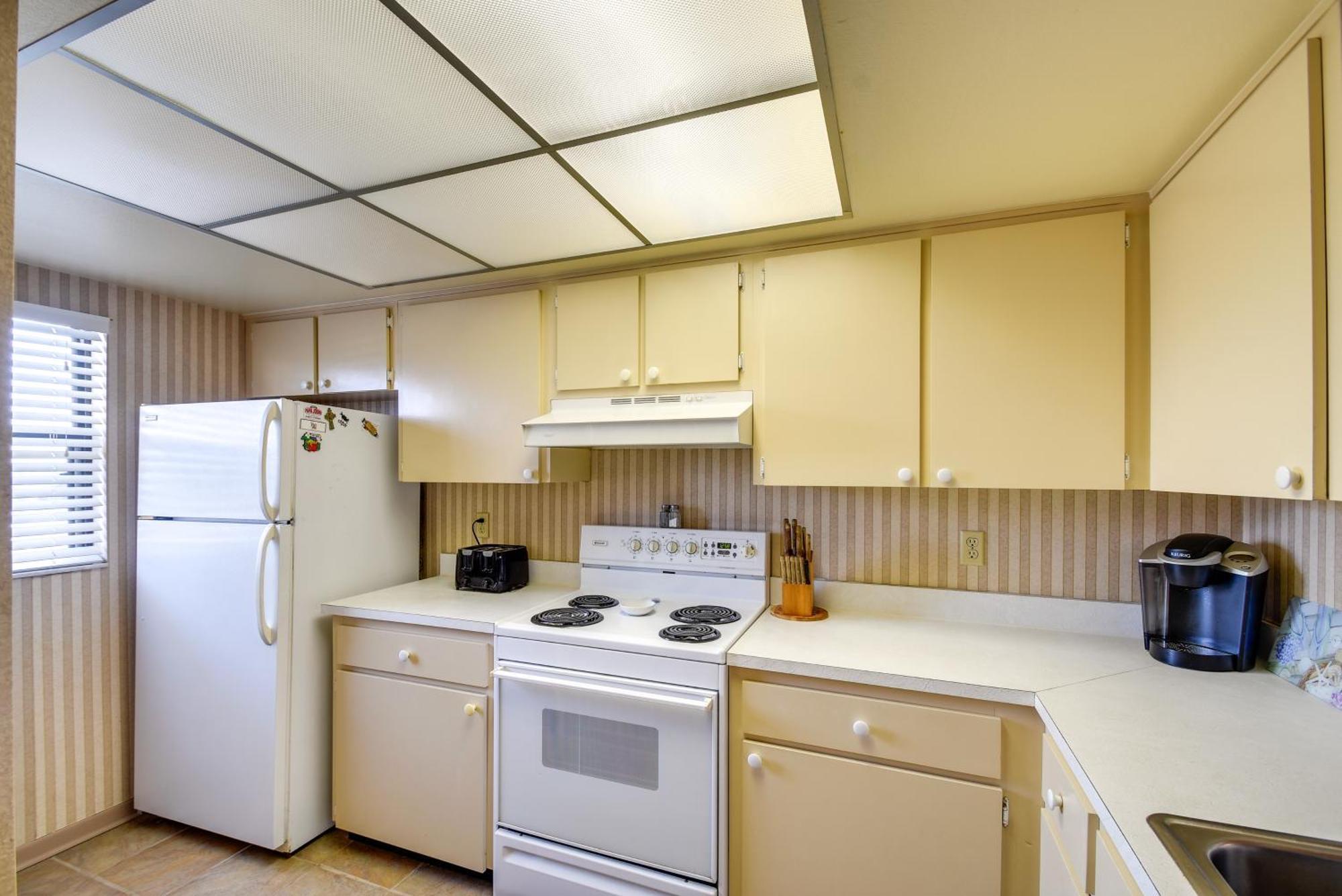 Coastal Condo With Balcony Walk To Madeira Beach! เซนต์พีทบีช ภายนอก รูปภาพ