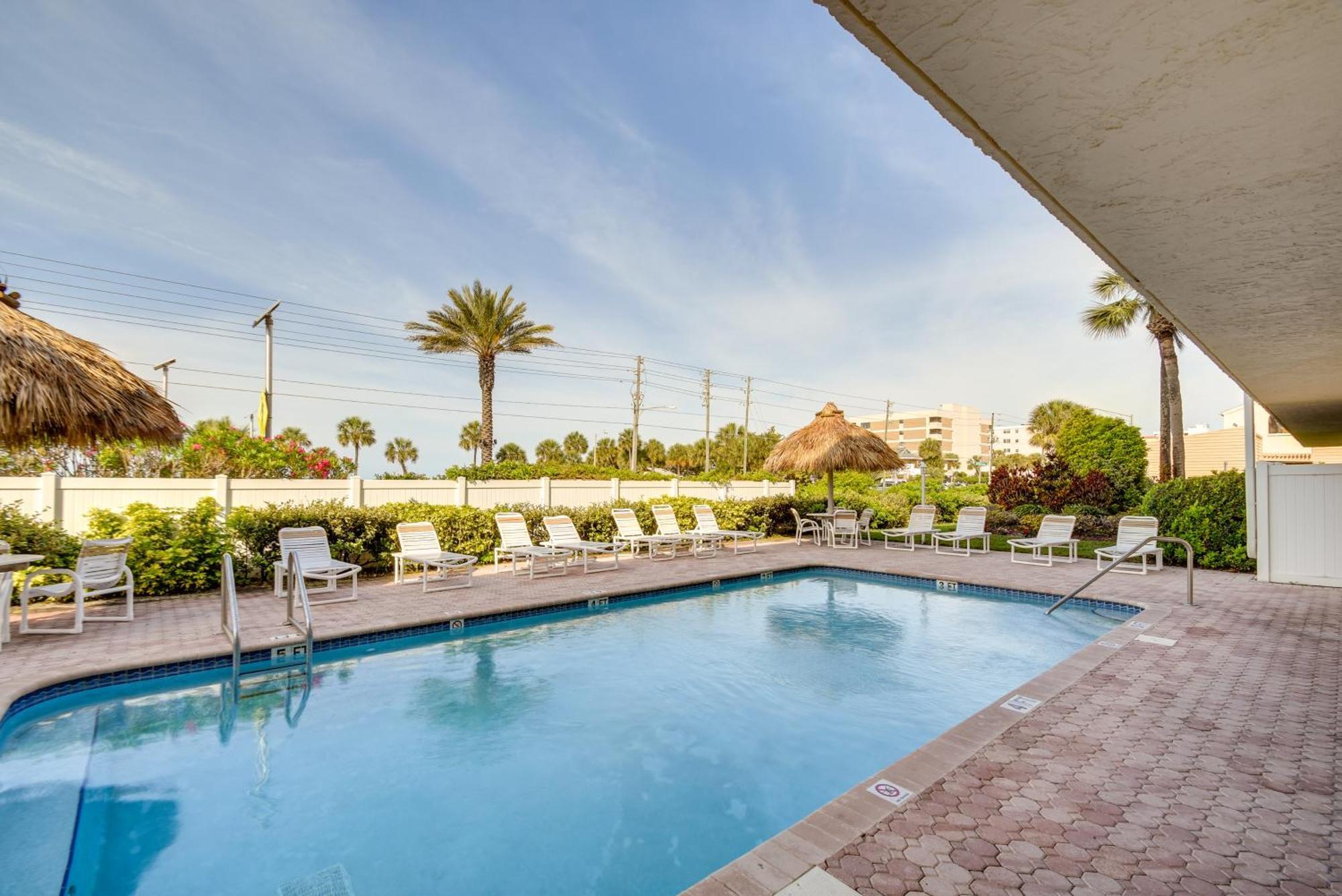 Coastal Condo With Balcony Walk To Madeira Beach! เซนต์พีทบีช ภายนอก รูปภาพ